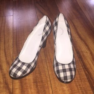 Ellemenno  size 61/2 heel 3 in